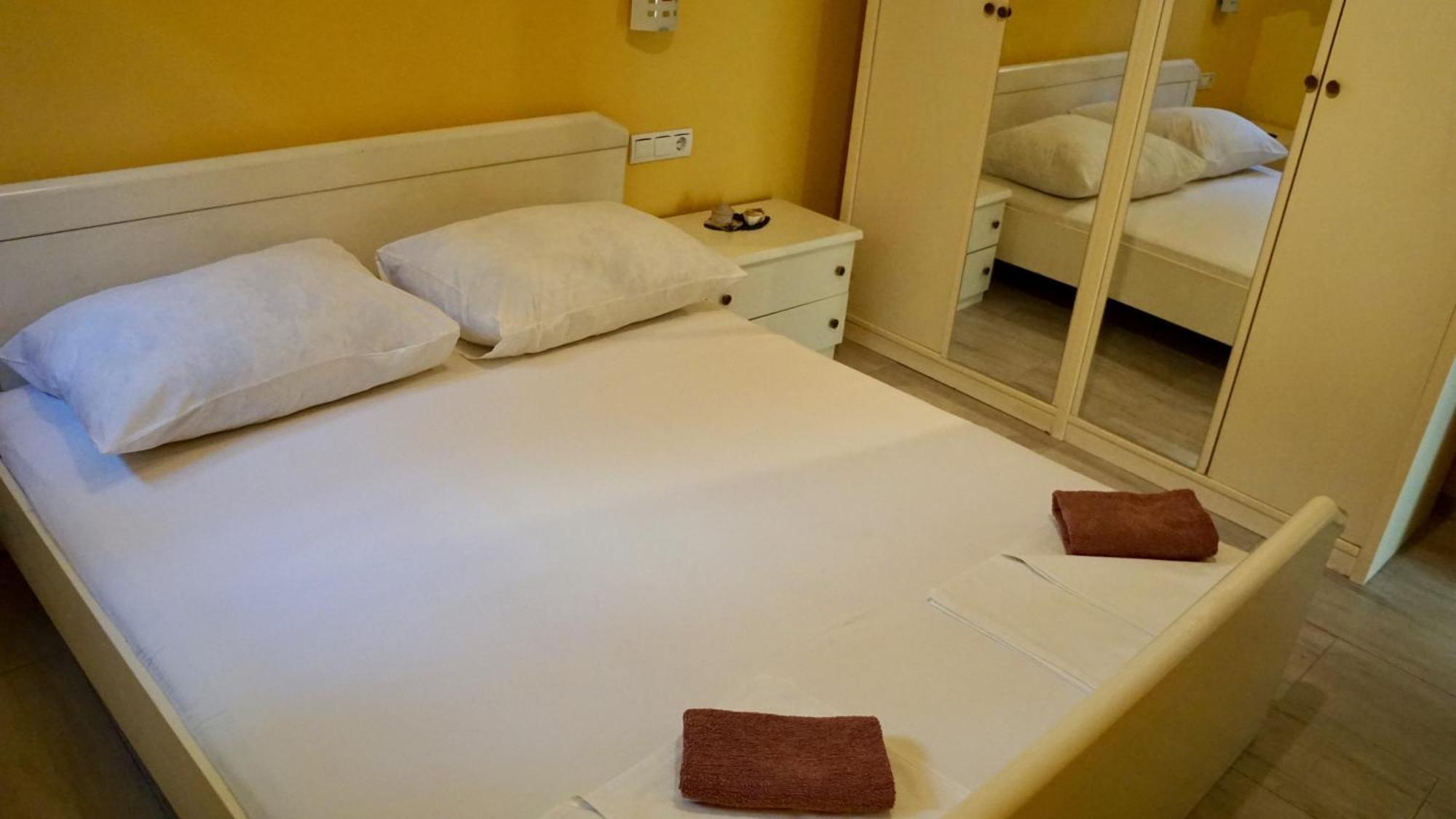 Apartments Niksa Kastelan Омиш Экстерьер фото